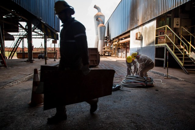Workers in a Brazilian palm oil plant prepare equipment. Photo by Miguel Pinheiro/CIFOR-ICRAF